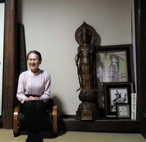 打木佳子様(竹子が信仰した観音像と共に。暖かく対応して頂きました)