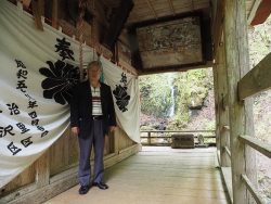 不動堂中をのぞく